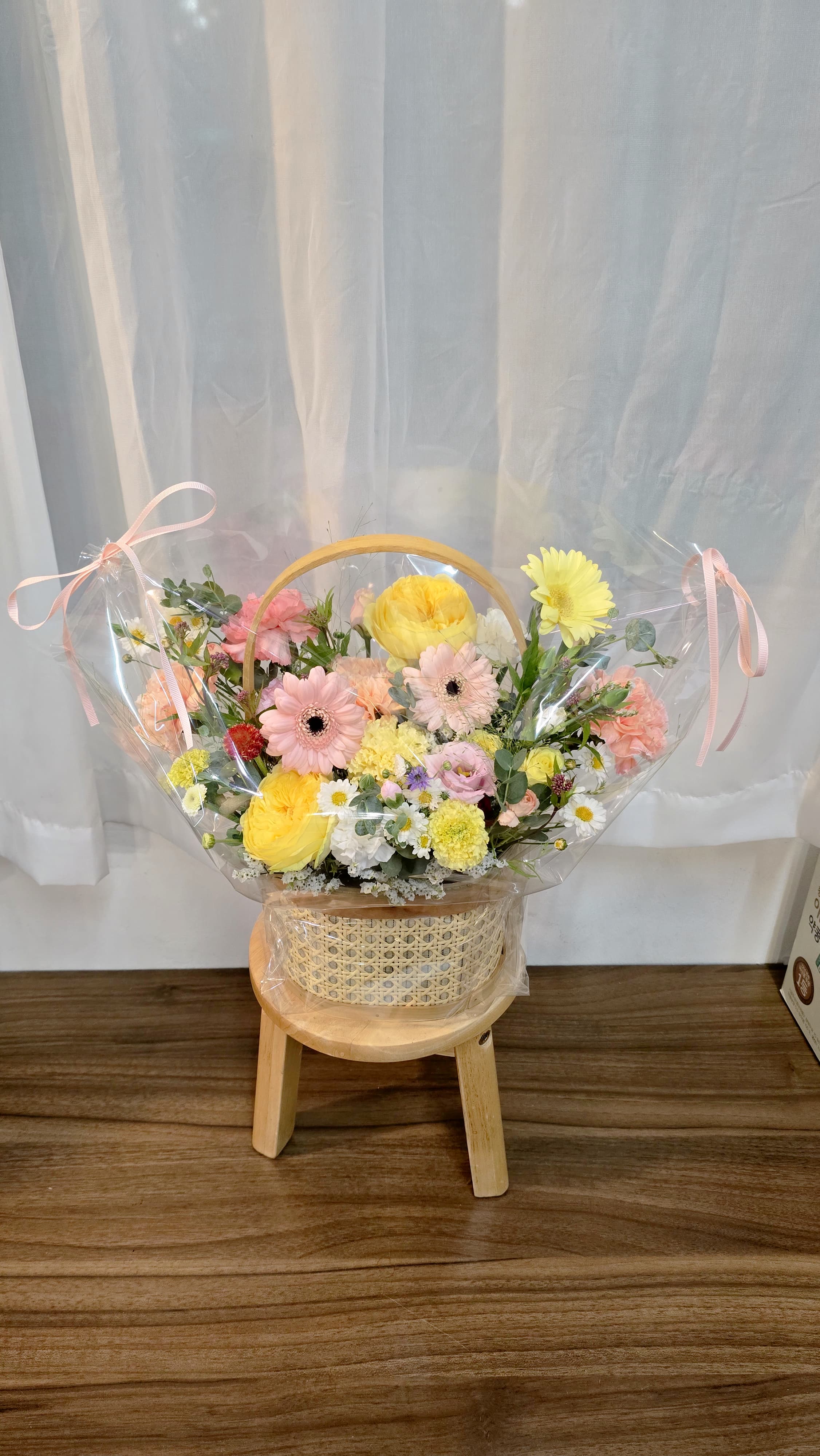 은은한 색감의 거베라와장미그리고 리시안셔스 구성한 병문안 꽃바구니